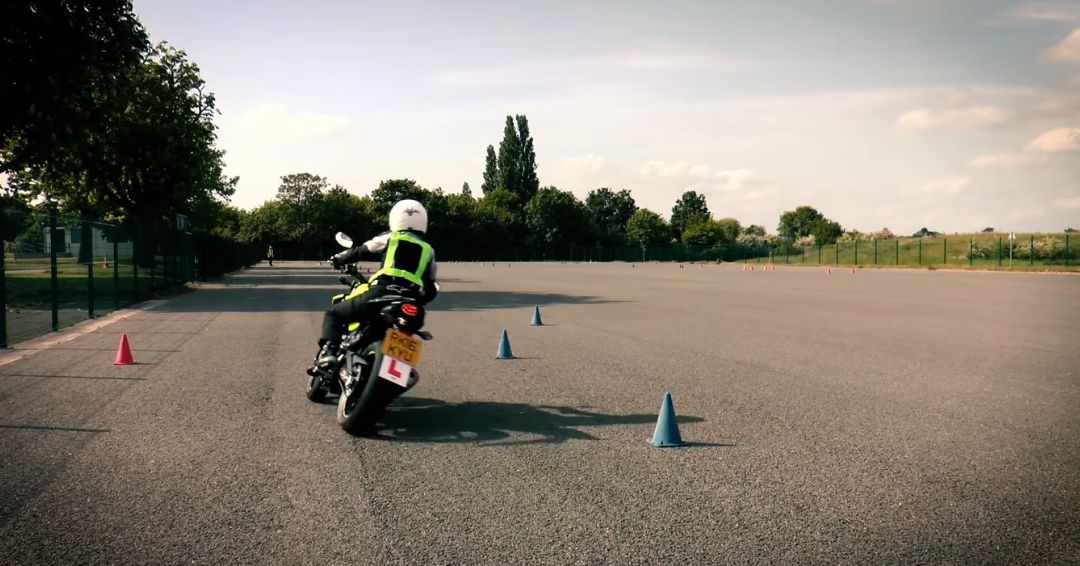 Bezbednost svih učesnika u saobraćaju, uključujući vozača i putnika na motoru, mora biti glavni prioritet