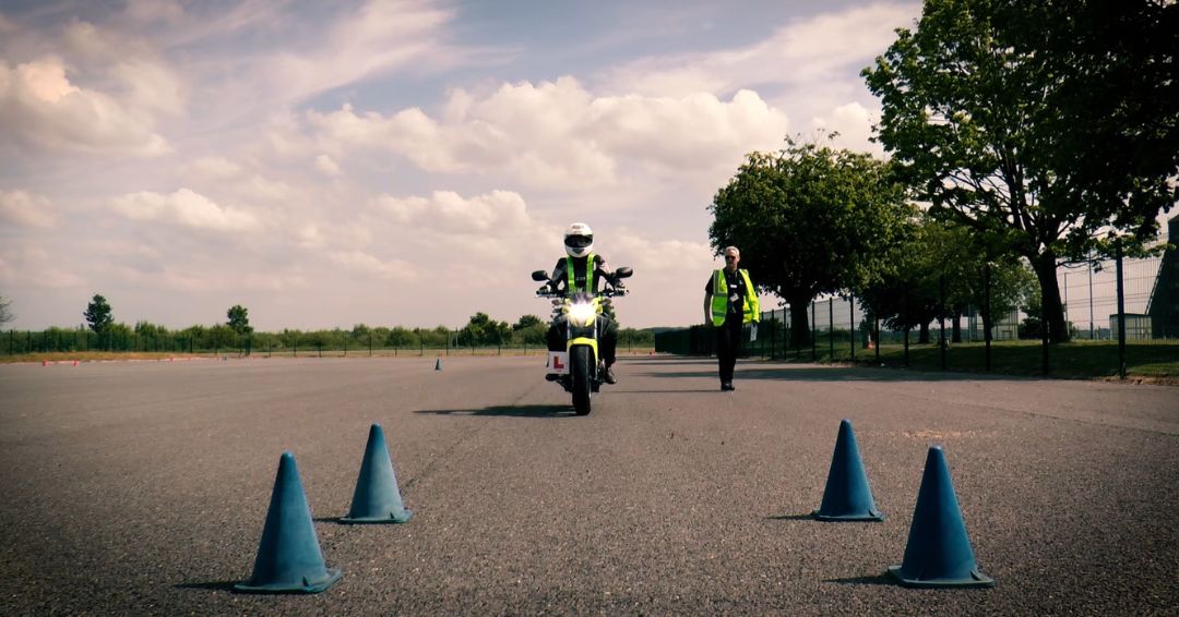 Praktične vežbe koje kandidati izvode na zatvorenom poligonu radi provere veštine upravljanja motorom pre izlaska na saobraćaj