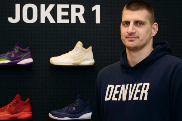 Nikola Jokić ispred zida sa natpisom "JOKER 1" i izloženim patikama iz svoje kolekcije.