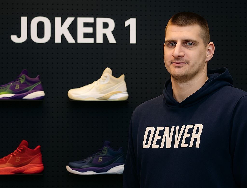 Nikola Jokić ispred zida sa natpisom "JOKER 1" i izloženim patikama iz svoje kolekcije.