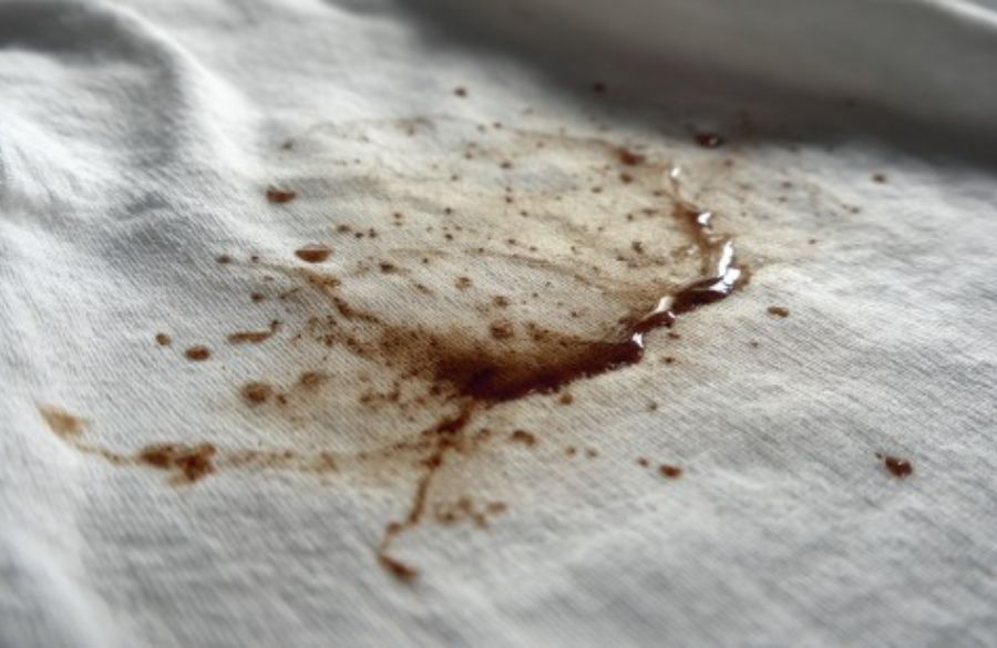 Učinkoviti saveti za uklanjanje uljanih mrlja sa odeće kod kuće. Brzo reagujte, koristite sodu, sapun ili skrob pre pranja. Fleke nisu kraj!
