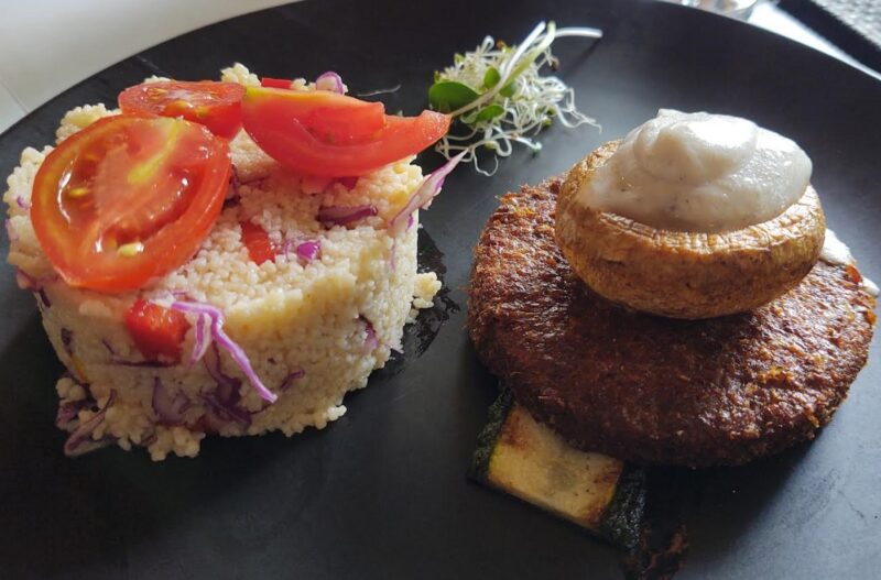 Serviranje vege burgera