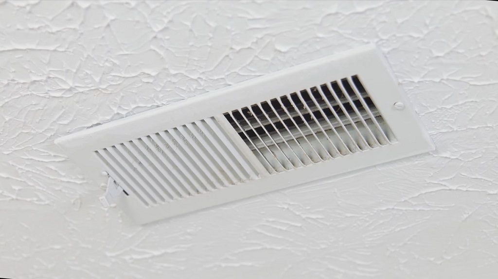Ventilacioni otvor na plafonu bele prostorije
