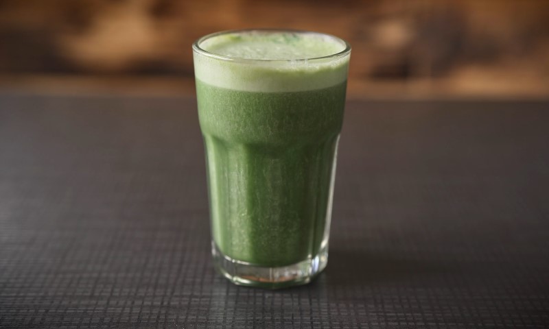 Čaša puna soka od celera