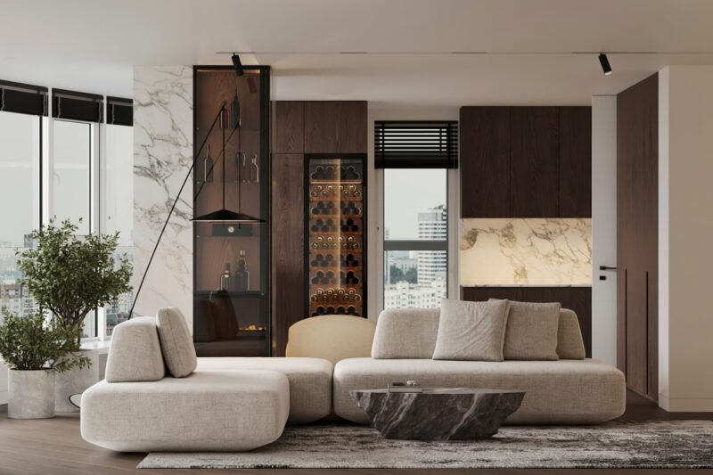 Moderan dnevni boravak sa svetlom modularnom sofom, vinskom vitrinom i mermernim detaljima