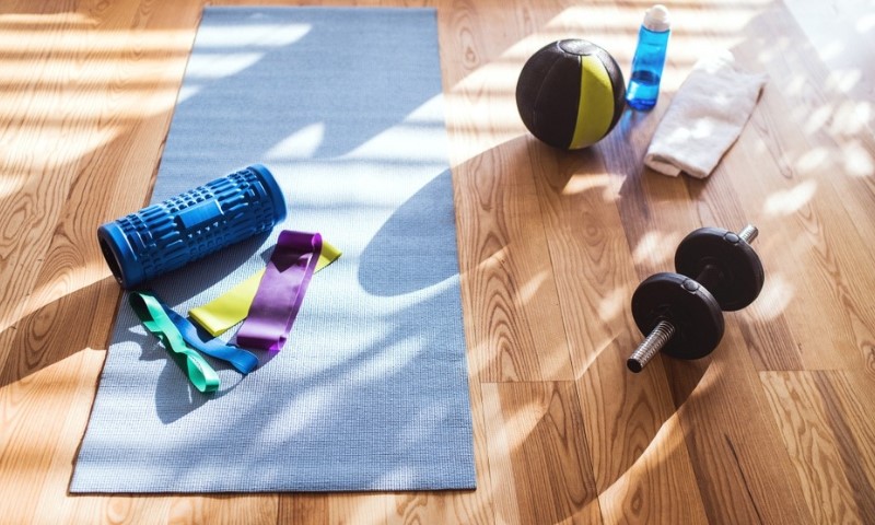 Fitnes oprema na podu u kući