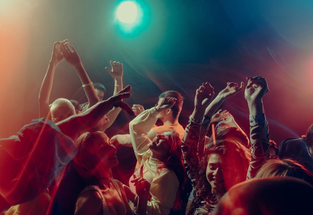 prikaz nekoliko ljudi u klubu