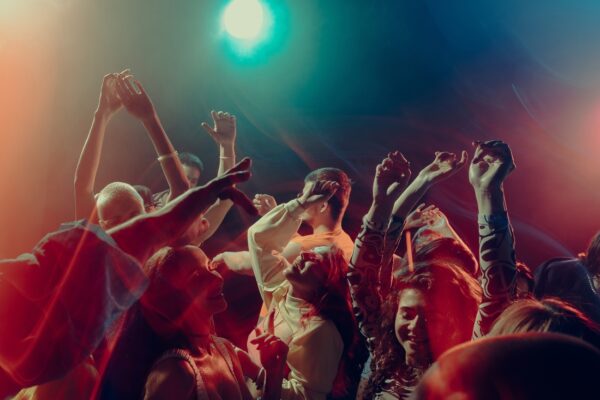 prikaz nekoliko ljudi u klubu