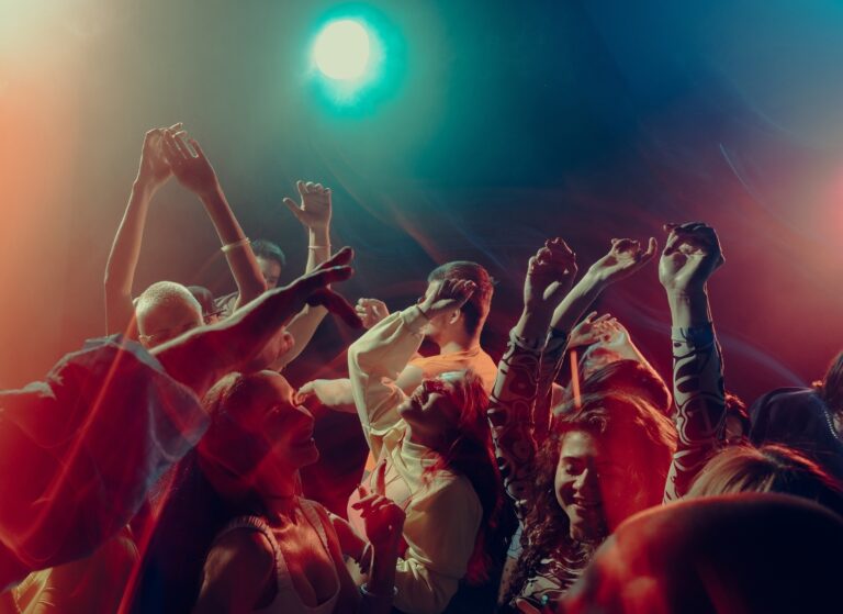 prikaz nekoliko ljudi u klubu