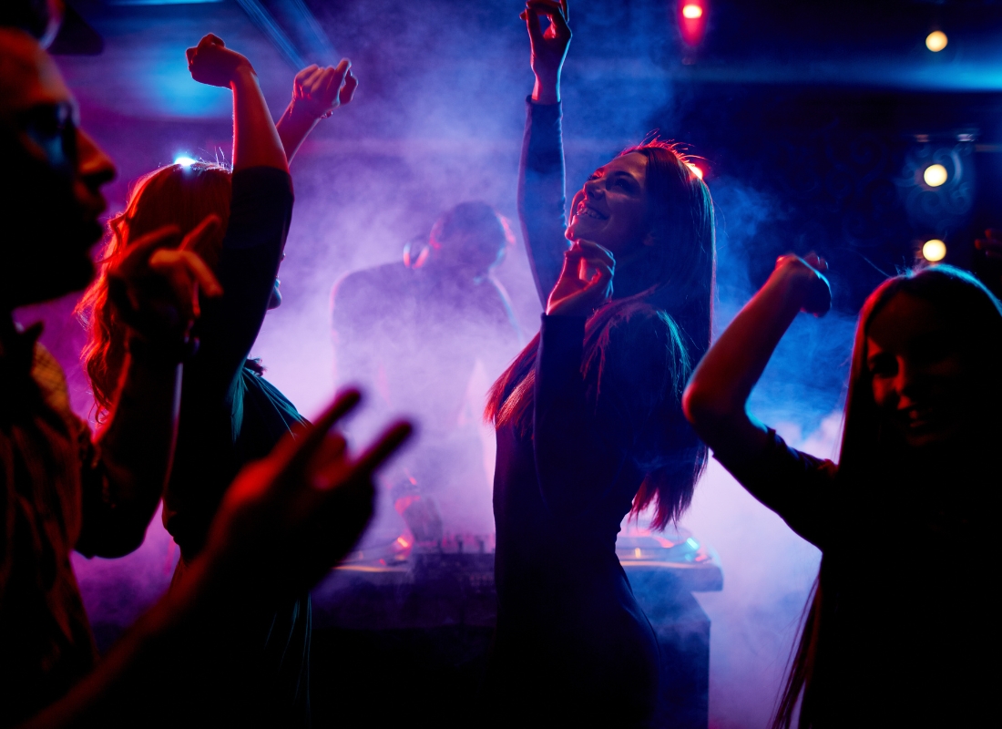 prikaz nekoliko osoba koje su izašle u noćni izlazak u beogradu