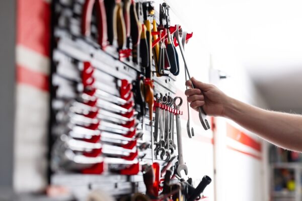 Organizovana radionica sa ključevima i alatom poređanim na zidnom držaču