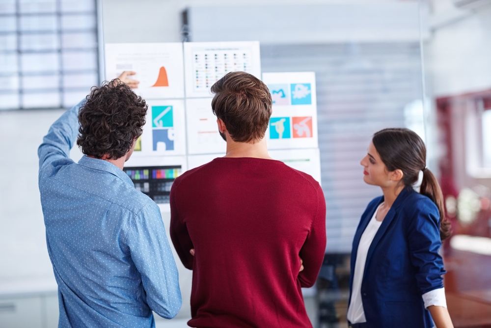 Tim analizira vizuelne elemente i strategiju brenda na prezentacionoj tabli