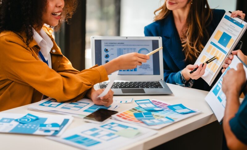 Tim diskutuje o dizajnu i brending strategiji uz grafike i vizuelne elemente