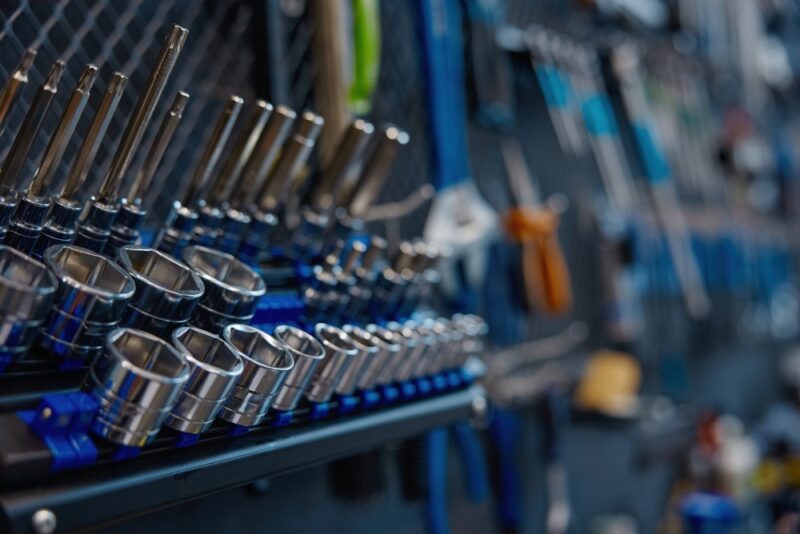 Precizno poređani nastavci i alati u radionici organizovani po dimenzijama