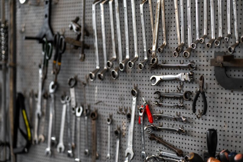 Radionički alat okačen na perforirani zidni panel radi bolje organizacije prostora