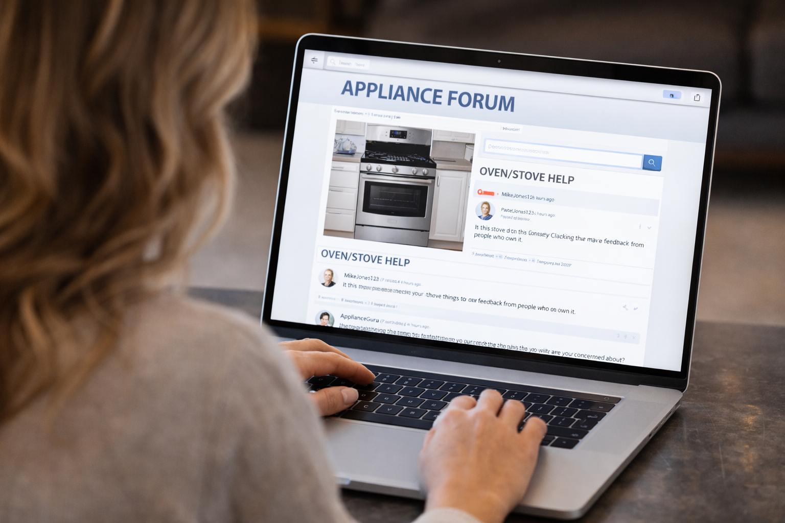 Zena na laptopu cita forume o kuhinjskim elementima