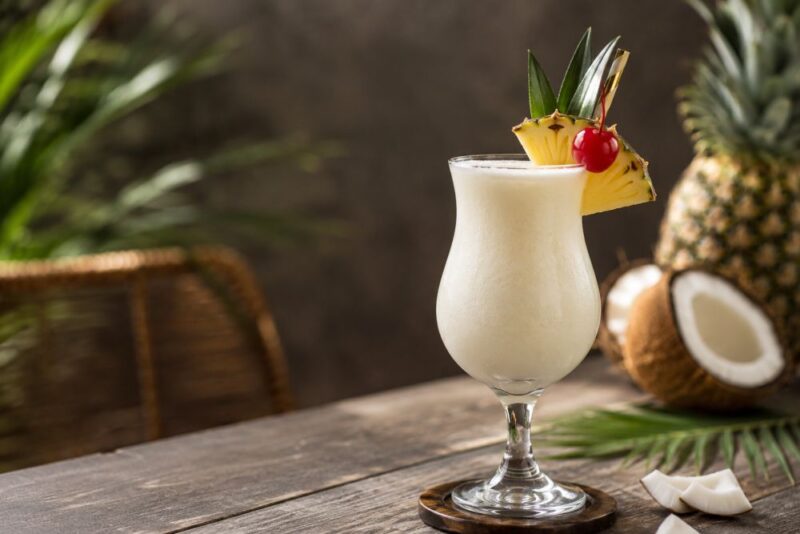 Piña Colada koktel sa ananasom, trešnjom i kokosom u dekorativnoj čaši