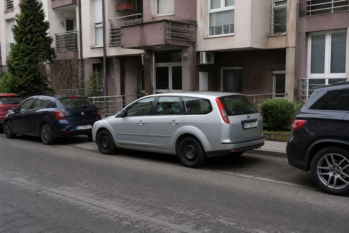 parkirana vozila ispred zgrade