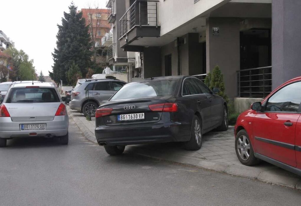 nepropisno parkirano vozilo ispred zgrade