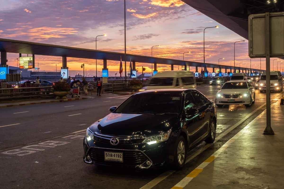 automobil parkiran na stajalištu na aerodromu